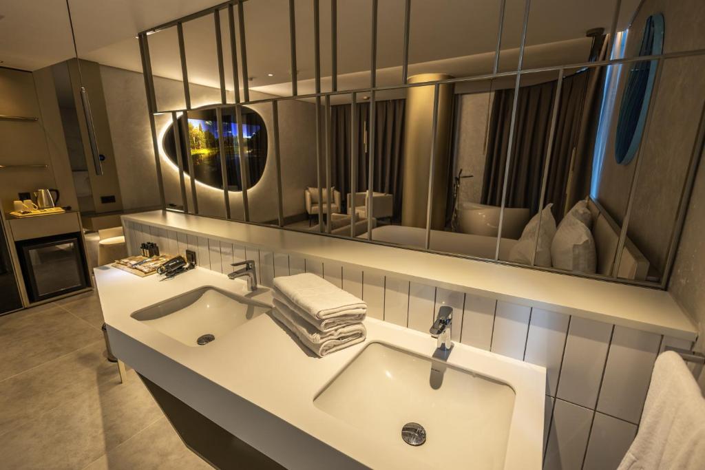 Four Hills Hotel - 15