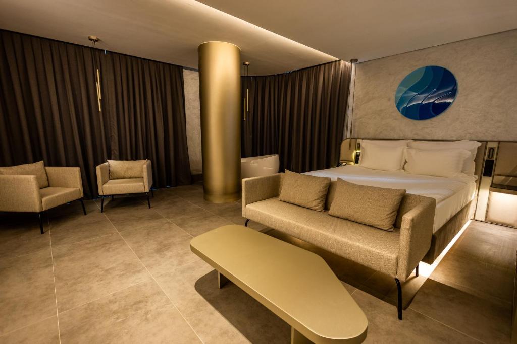 Four Hills Hotel - 12