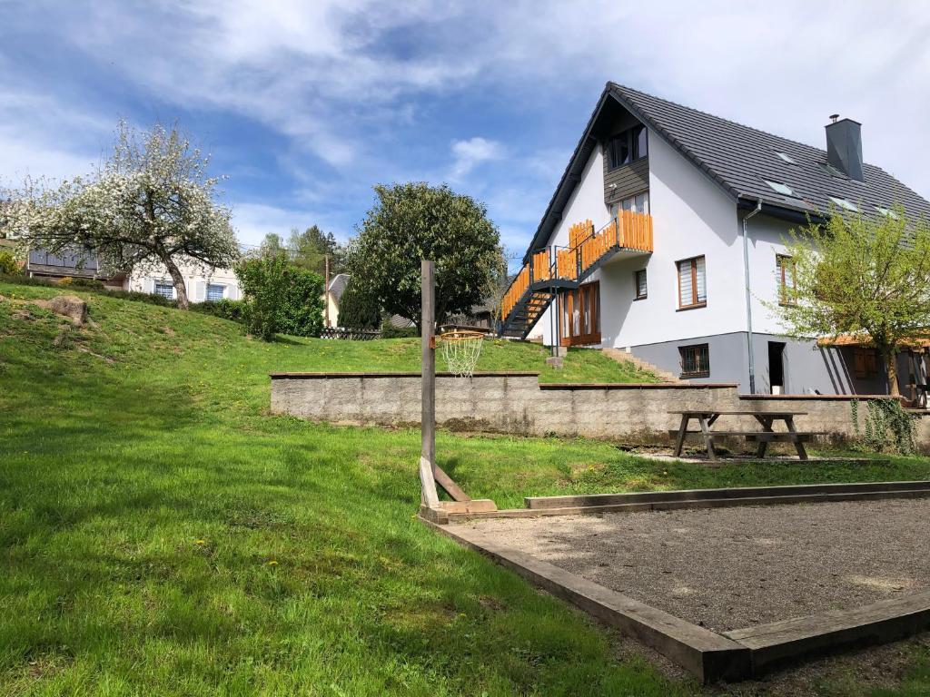 Zahrada ubytování Gîte de la Salamandre - 4 à 8 personnes - Climatisé