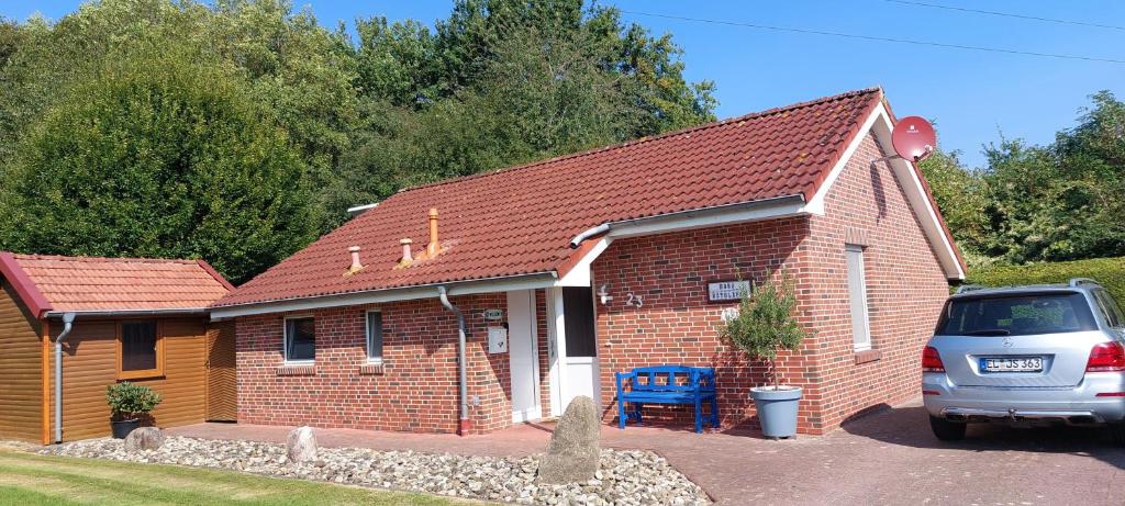 a brick house with a car parked in front of it at Ferienhaus "Haus Bethlehem" Käthe Schmidt in Papenburg