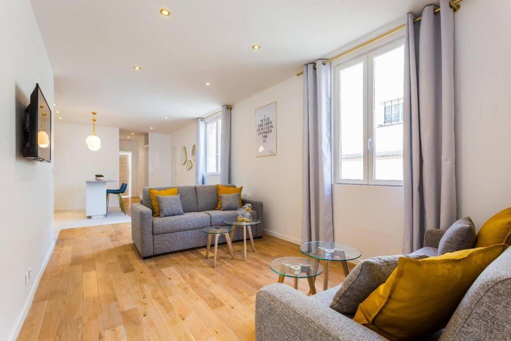 un salon avec deux canapés et une fenêtre dans l'établissement Appartement10P#Full Equipped#BONNE NOUVELLE#BOURSE, à Paris