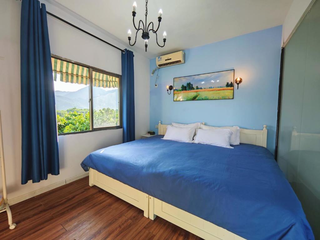 Postel nebo postele na pokoji v ubytování Cloud Tree Inn Boutique Guesthouse XiChong DaPeng ShenZhen 深圳大鹏西涌云树里民宿Yun Shu Li