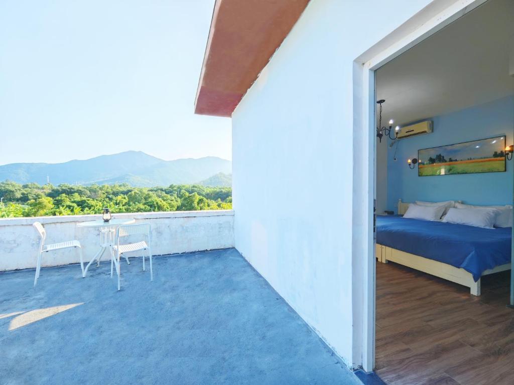 Postel nebo postele na pokoji v ubytování Cloud Tree Inn Boutique Guesthouse XiChong DaPeng ShenZhen 深圳大鹏西涌云树里民宿Yun Shu Li