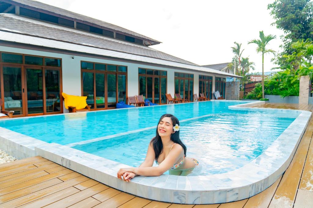 Bazén v ubytování Salakphet Resort nebo v jeho okolí