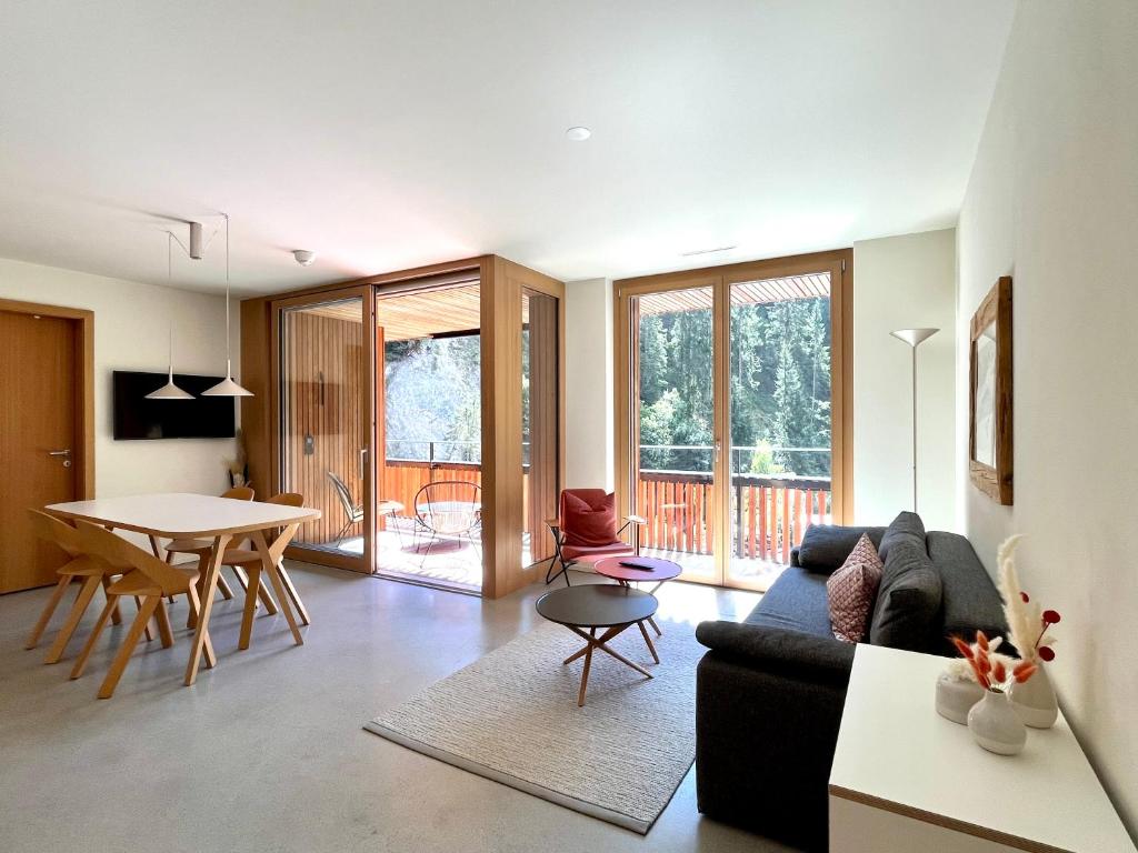 TV a/nebo společenská místnost v ubytování Ferienwohnung Stenna SELVA direkt bei Bergbahnen Skipiste