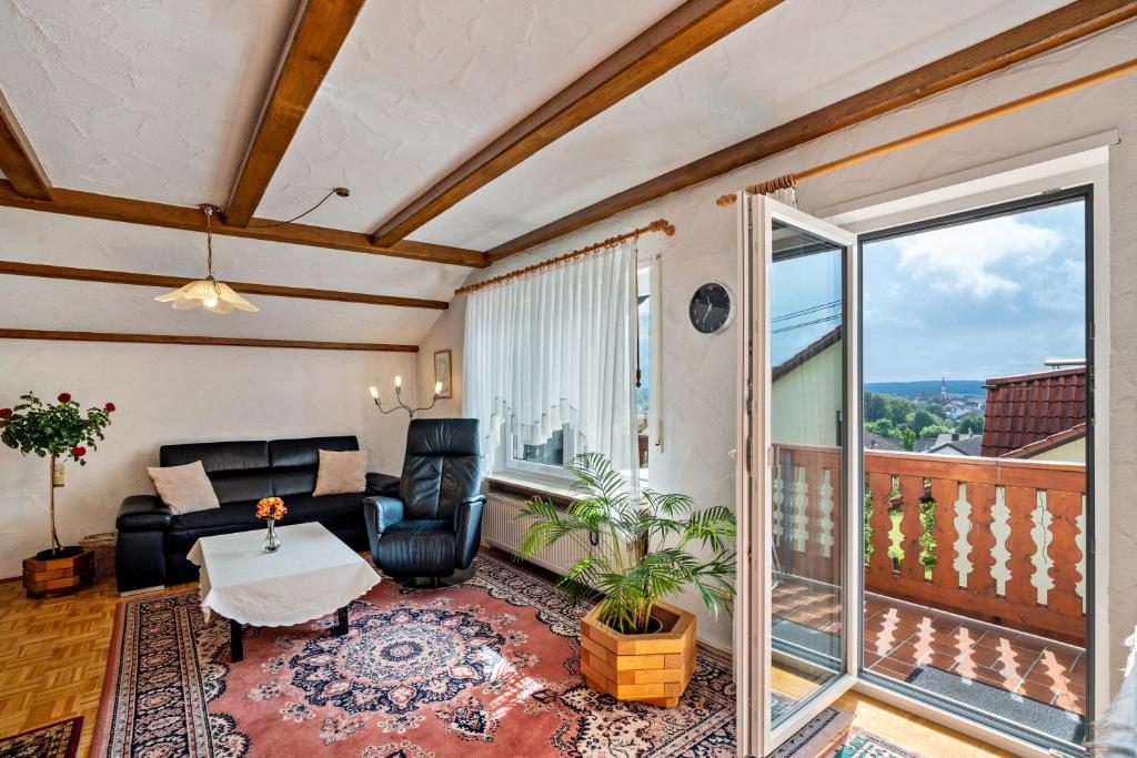 NeunkirchenにあるGästehaus Marlies - Wohnung Aのソファとテーブルのあるリビングルーム