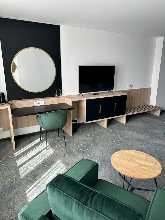 Televízia a/alebo spoločenská miestnosť v ubytovaní Hotel Diplomat