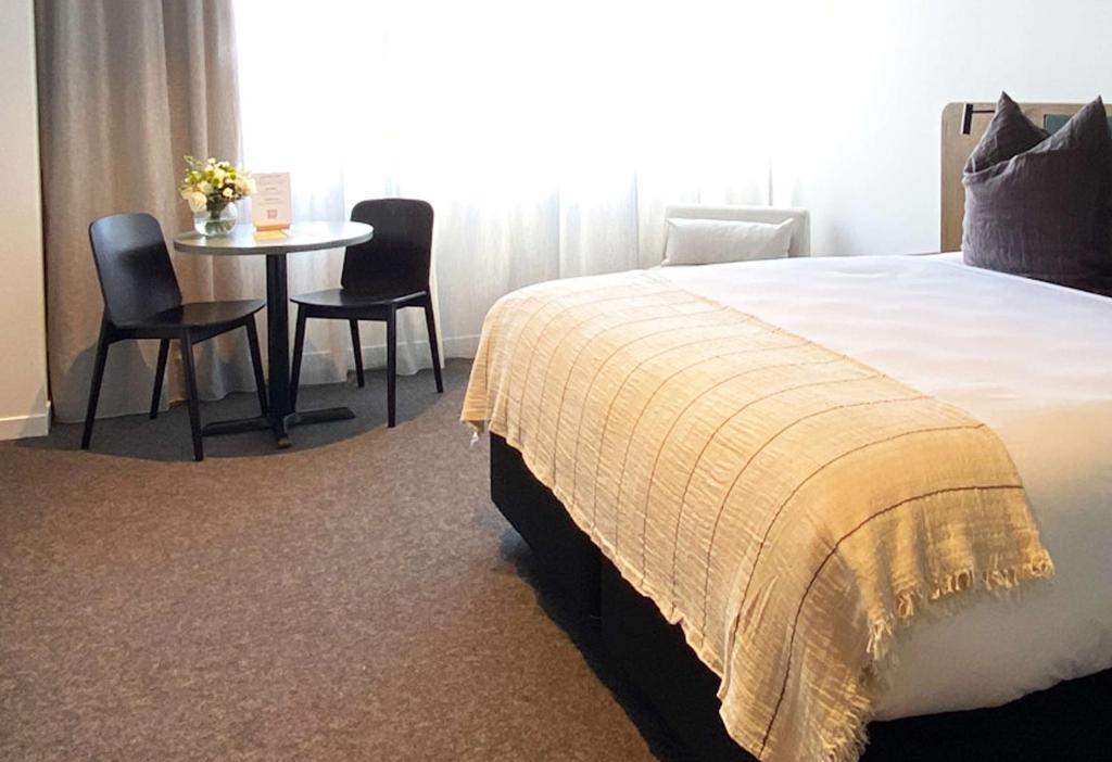Postel nebo postele na pokoji v ubytování Sudima Queenstown Five Mile