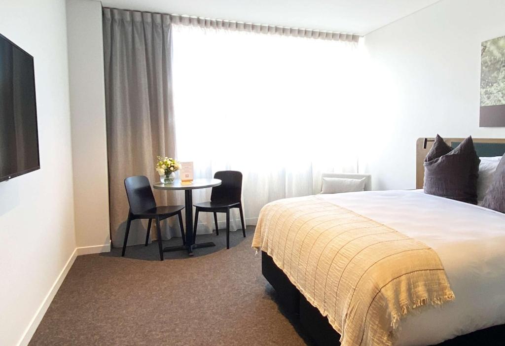 Postel nebo postele na pokoji v ubytování Sudima Queenstown Five Mile