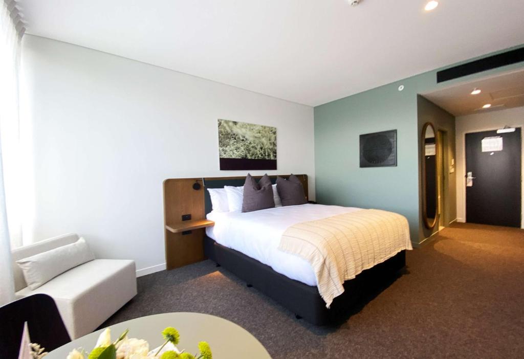Postel nebo postele na pokoji v ubytování Sudima Queenstown Five Mile