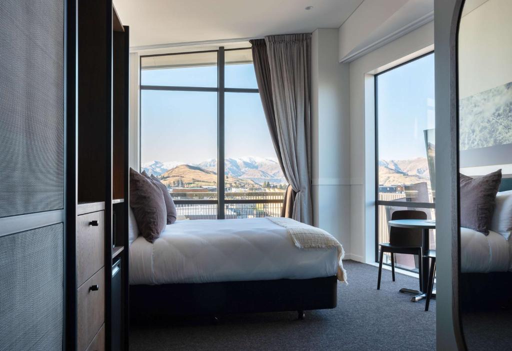 Postel nebo postele na pokoji v ubytování Sudima Queenstown Five Mile