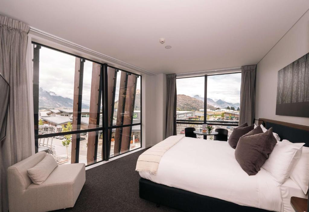 Postel nebo postele na pokoji v ubytování Sudima Queenstown Five Mile