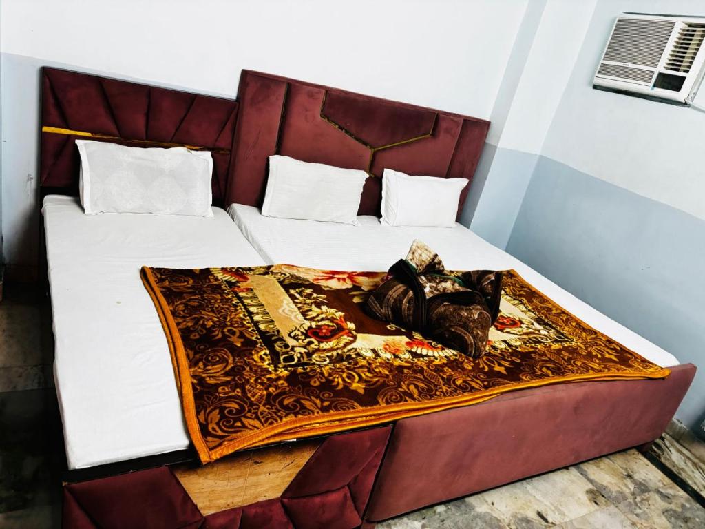 Postel nebo postele na pokoji v ubytování The Aziz Residency
