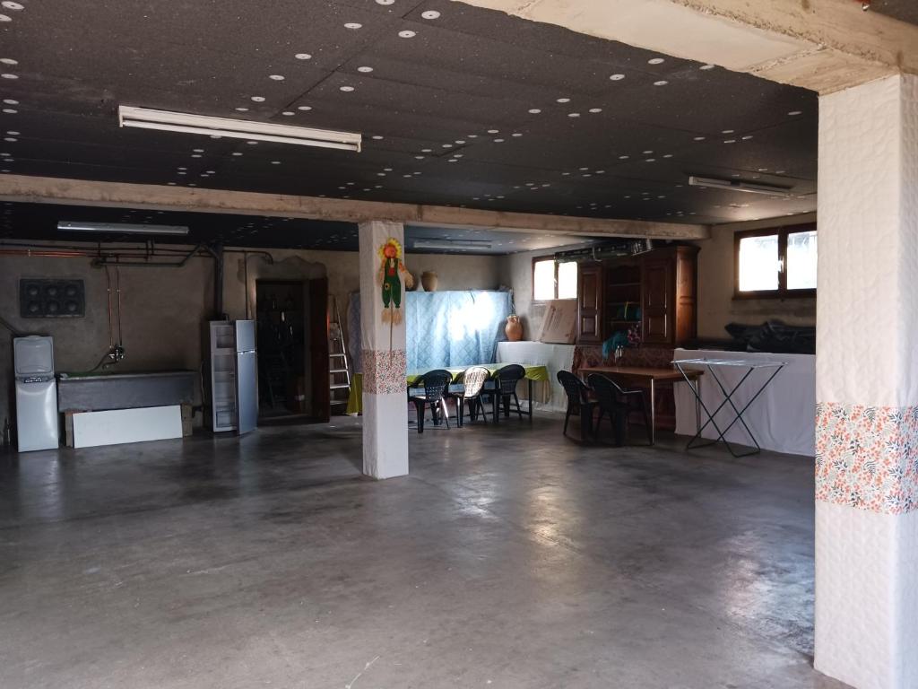 Kuchyňa alebo kuchynka v ubytovaní La Dindoulette a partir de 3 jours et plus sans piscine pour 6 personnes personnes