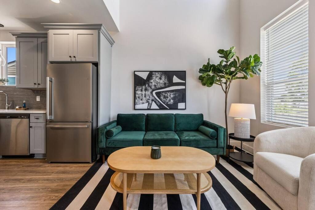 Η κουζίνα ή μικρή κουζίνα στο Gumbo House-Prime Location-King Bed-Fast WiFi