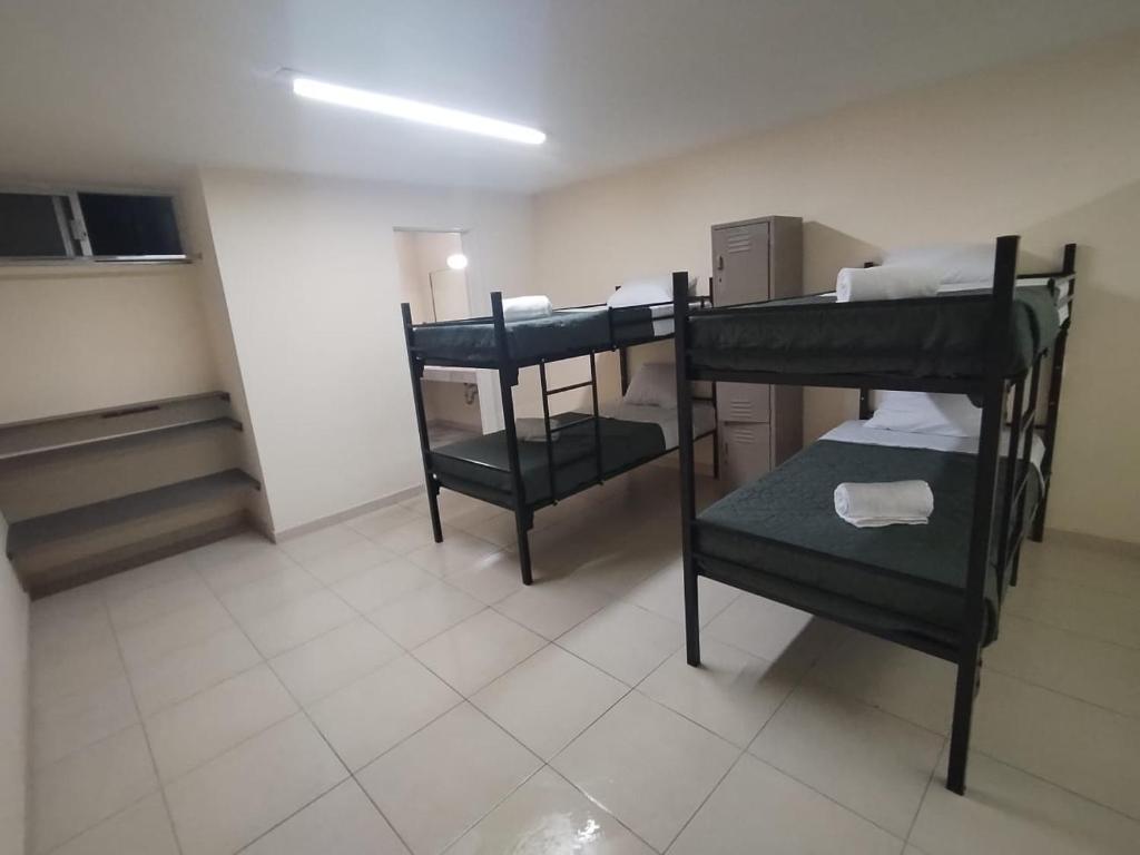 a room with two bunk beds in a room at RESIDENCIA CASA BLANCA in Casa Blanca La Corregidora