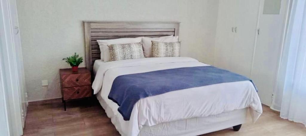 Postel nebo postele na pokoji v ubytování Modern Apartment in Avenues Harare