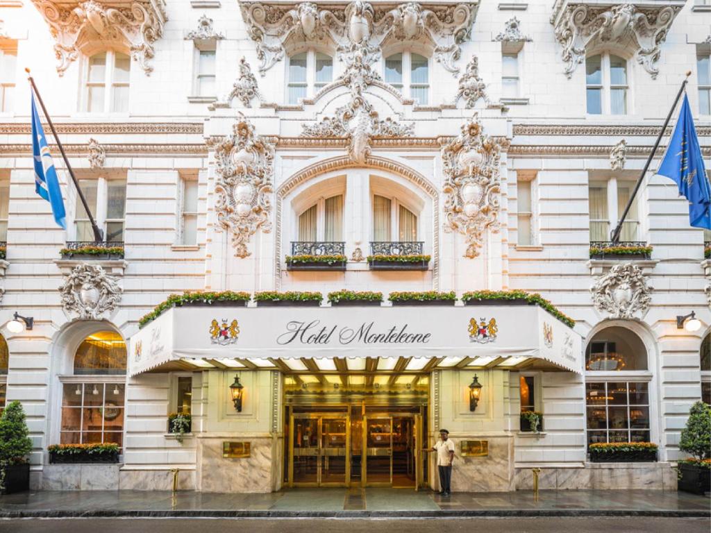 Ein Mann steht vor einem Gebäude. in der Unterkunft Hotel Monteleone in New Orleans