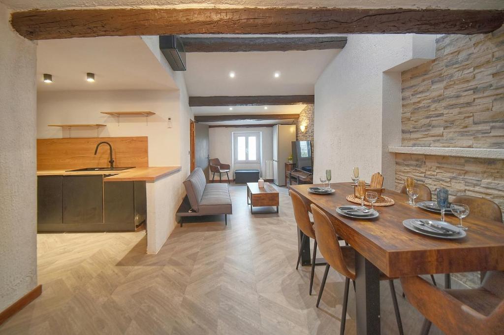 une cuisine et une salle à manger avec une table et des chaises dans l'établissement Immogroom - T3 - Suquet - AC, à Cannes