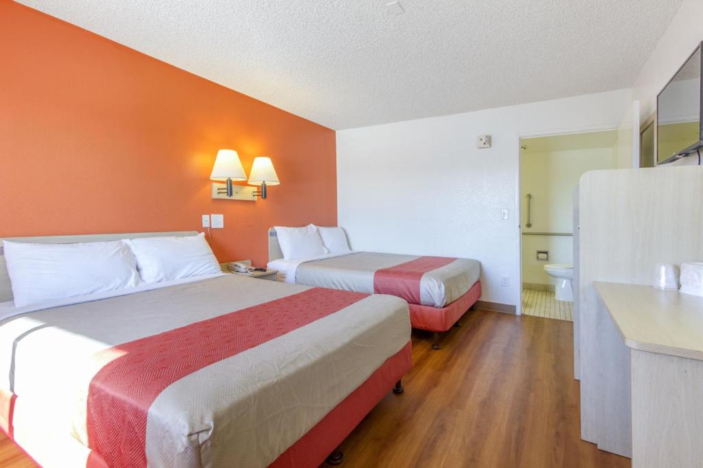 Postel nebo postele na pokoji v ubytování Motel 6-Phoenix, AZ - Airport - 24th Street