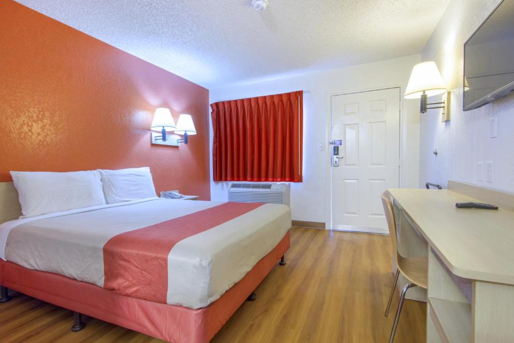 Postel nebo postele na pokoji v ubytování Motel 6-Phoenix, AZ - Airport - 24th Street