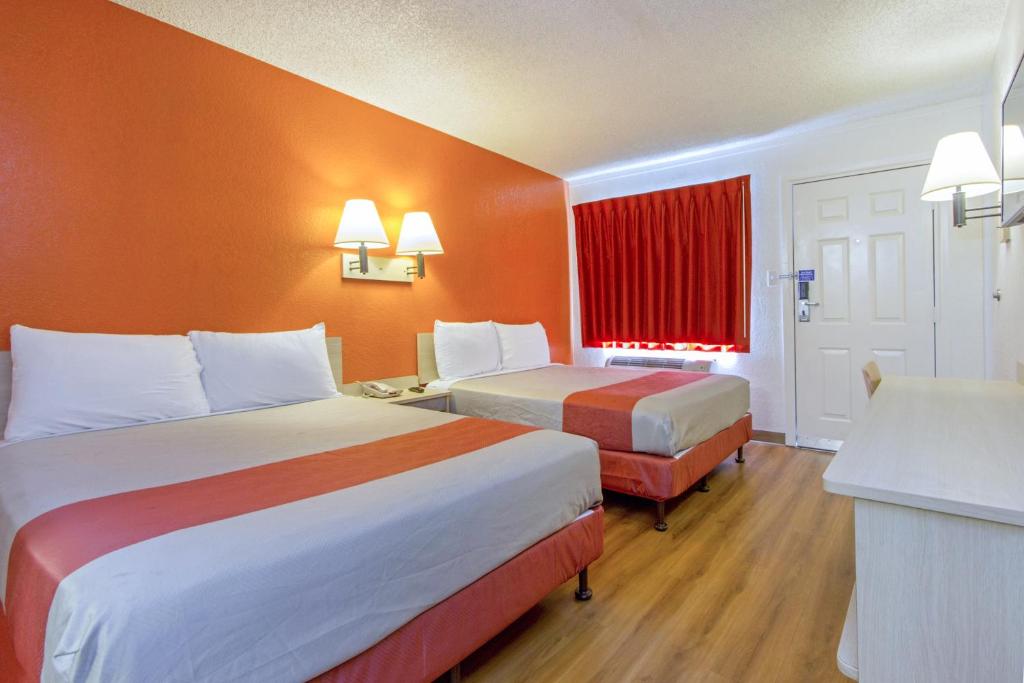 Postel nebo postele na pokoji v ubytování Motel 6-Phoenix, AZ - Airport - 24th Street