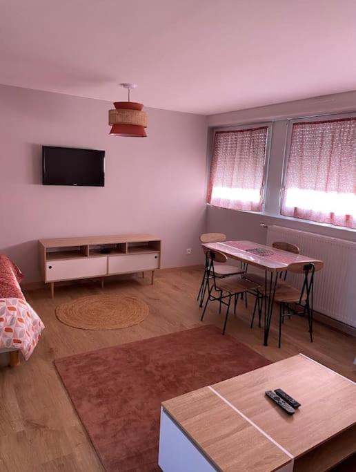 un salon avec une table et une salle à manger dans l'établissement Jennifer, à Saint-Dizier