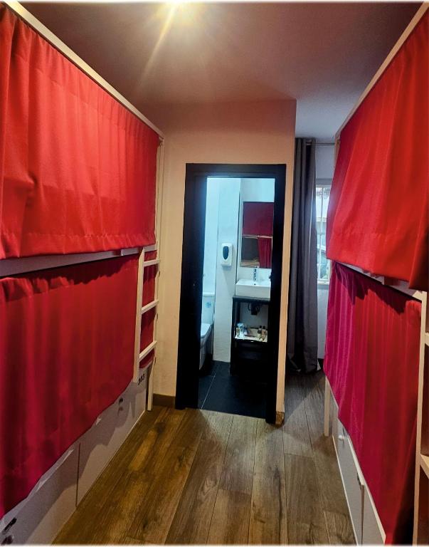 Postel nebo postele na pokoji v ubytování VAD HOSTEL ALICANTE - Youth Hostel age limit 18-49