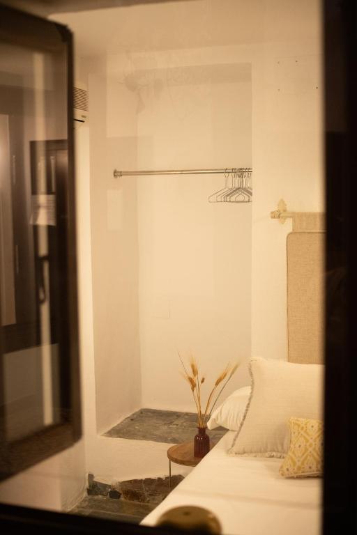 A bed or beds in a room at HOTEL BOUTIQUE ALMA ANDALUSí