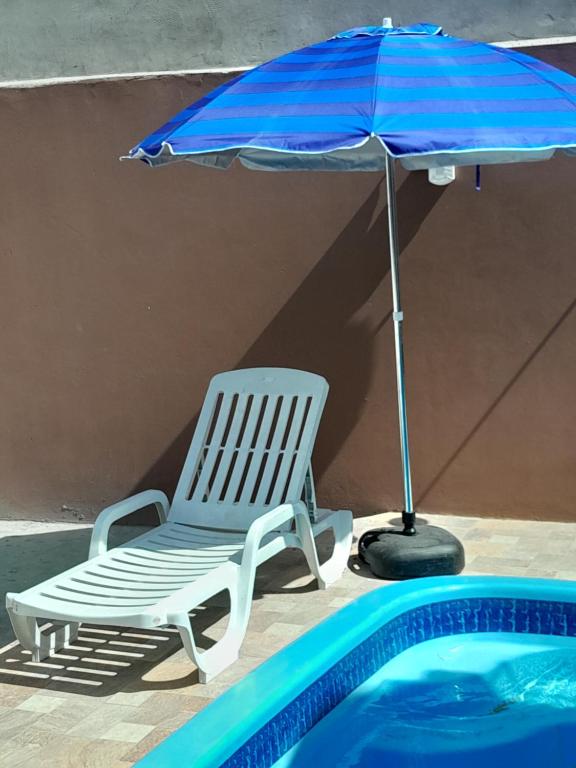 Bazén v ubytování CASAS com PISCINA SENSACIONAIS NO CENTRO - Residencial Tchê nebo v jeho okolí