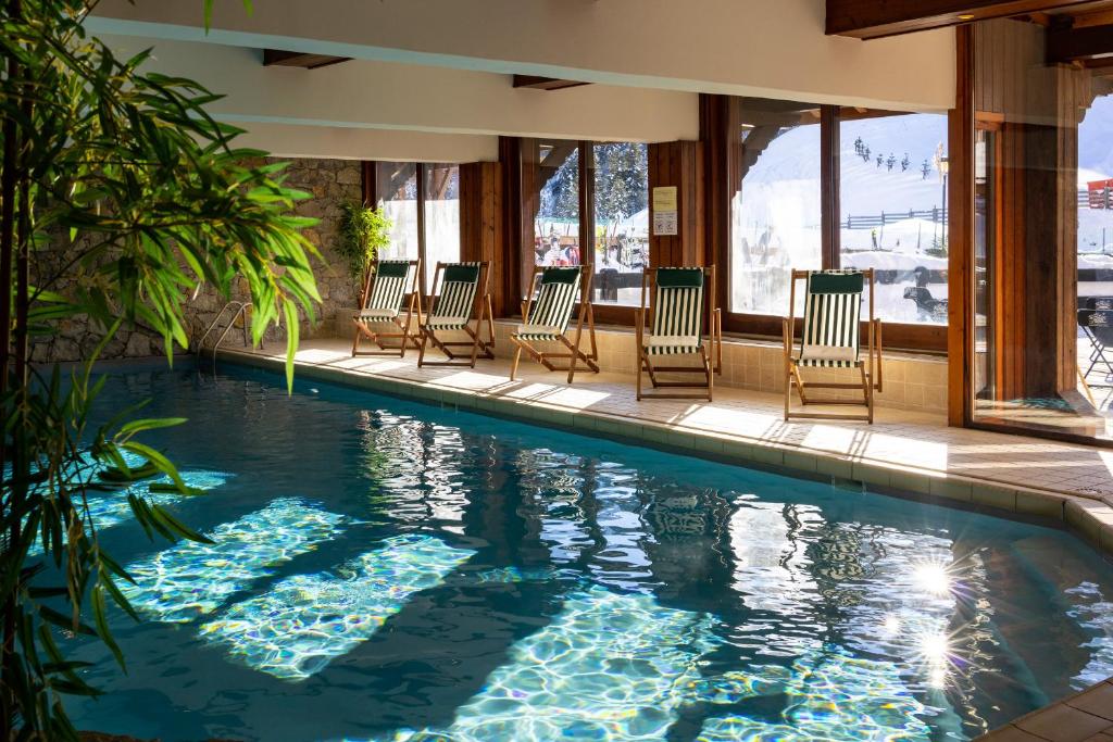 Бассейн в Hotel Mont Vallon или поблизости