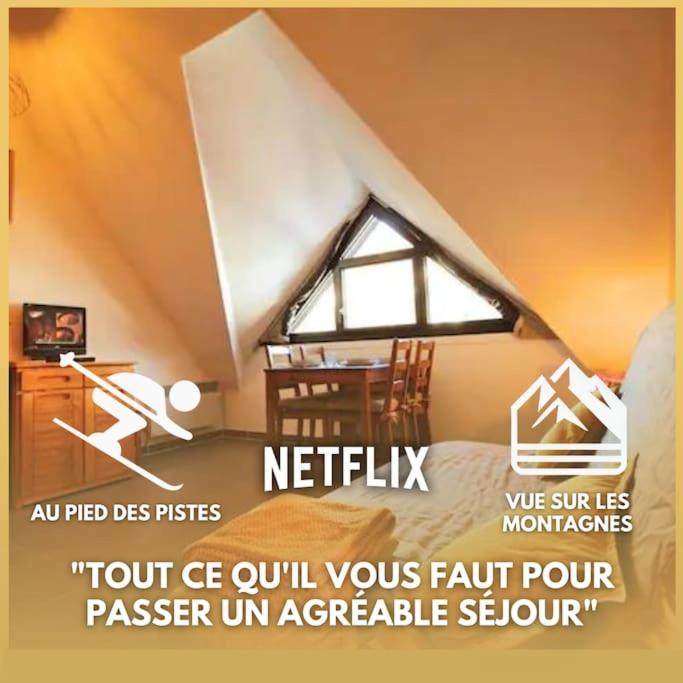une affiche d'une chambre avec un toit dans l'établissement Studio duplex au pied des pistes, à Laveissière