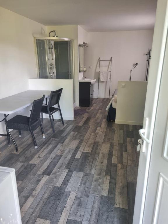 Kuchyň nebo kuchyňský kout v ubytování Petite Maison Indépendante avec Jardin