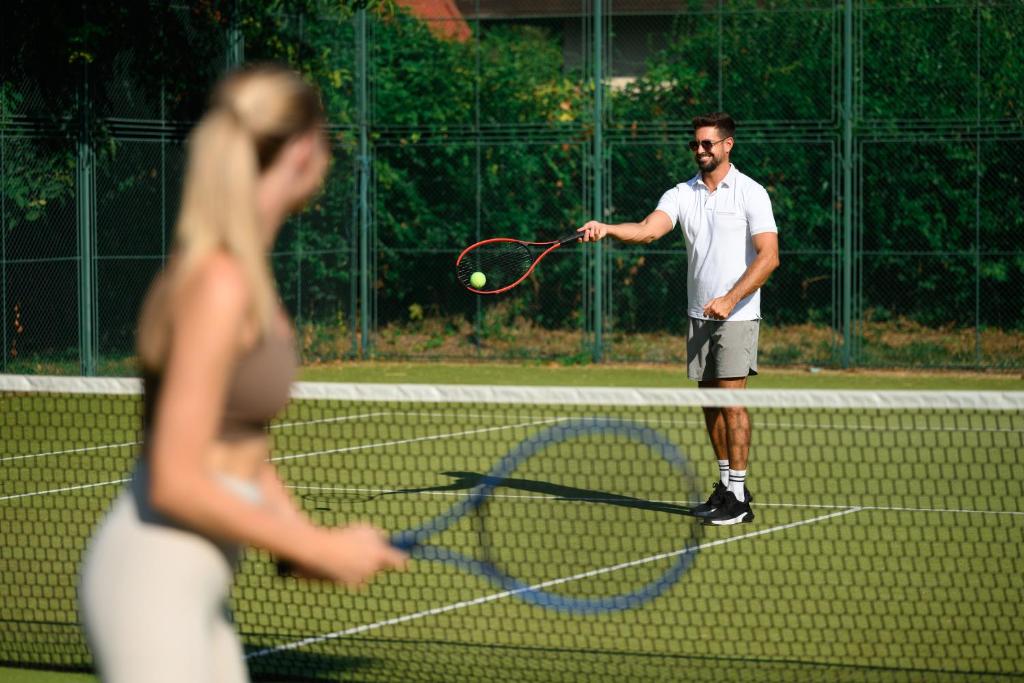Tenis a/nebo squash v ubytování Kenese Bay Garden Resort & Conference nebo okolí