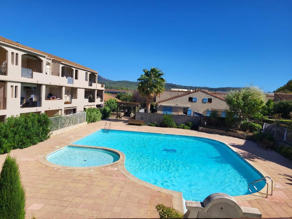 une grande piscine à côté d'un immeuble dans l'établissement Comme à la maison, meublé de Tourisme 3 étoiles tout confort, au Beausset
