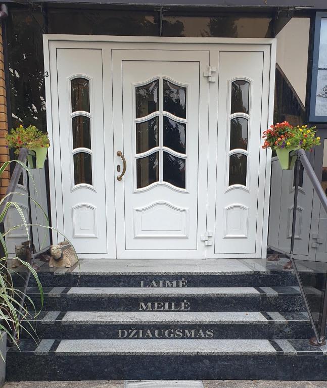 a white door with the words lamine mews on it at House Violeta in Nida