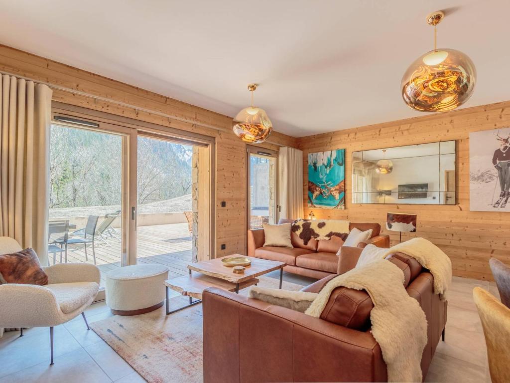 un salon avec un canapé et une table dans l'établissement Appartement 6 pers avec terrasse, parking et WiFi à Champagny-en-Vanoise - FR-1-638-23, à Champagny-en-Vanoise