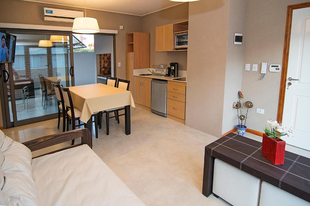 cocina y sala de estar con mesa y comedor en Villa Aurora en Ostende