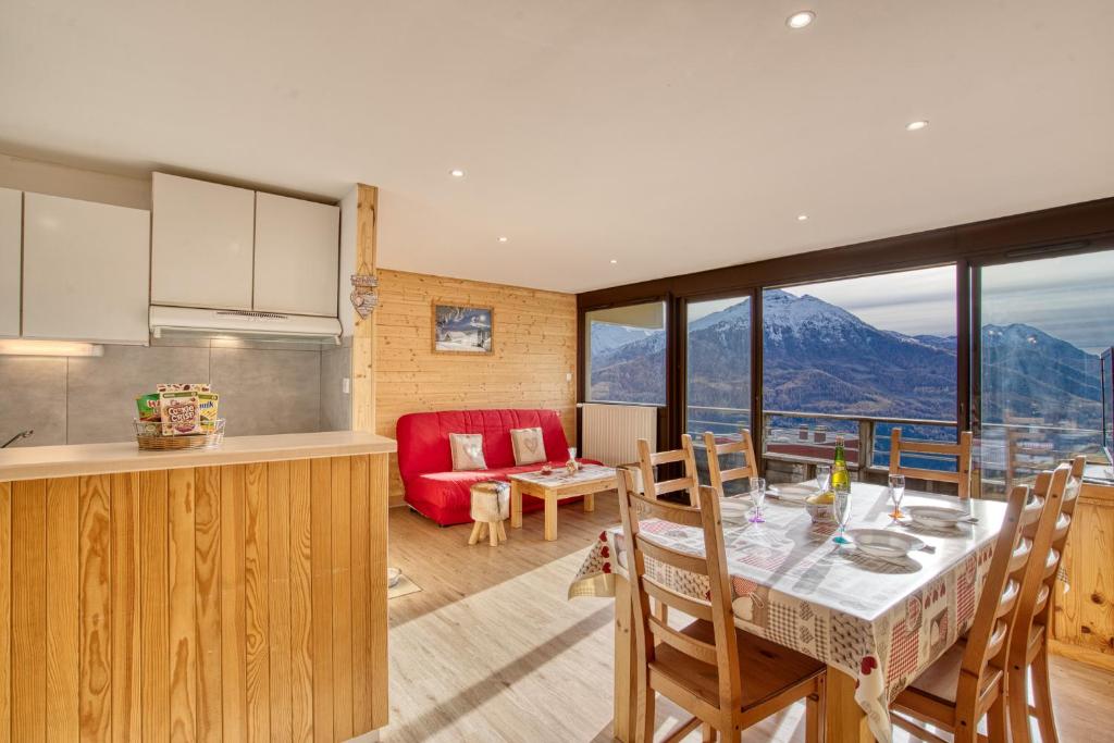 une cuisine et un salon avec une table et des chaises dans l'établissement Charmant T2 45m2 pour 4 pers, à Orcières