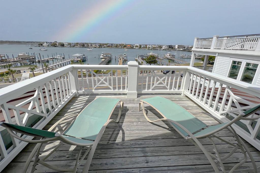 Rõdu või terrass majutusasutuses Ocean Mist by Sea Scape Properties