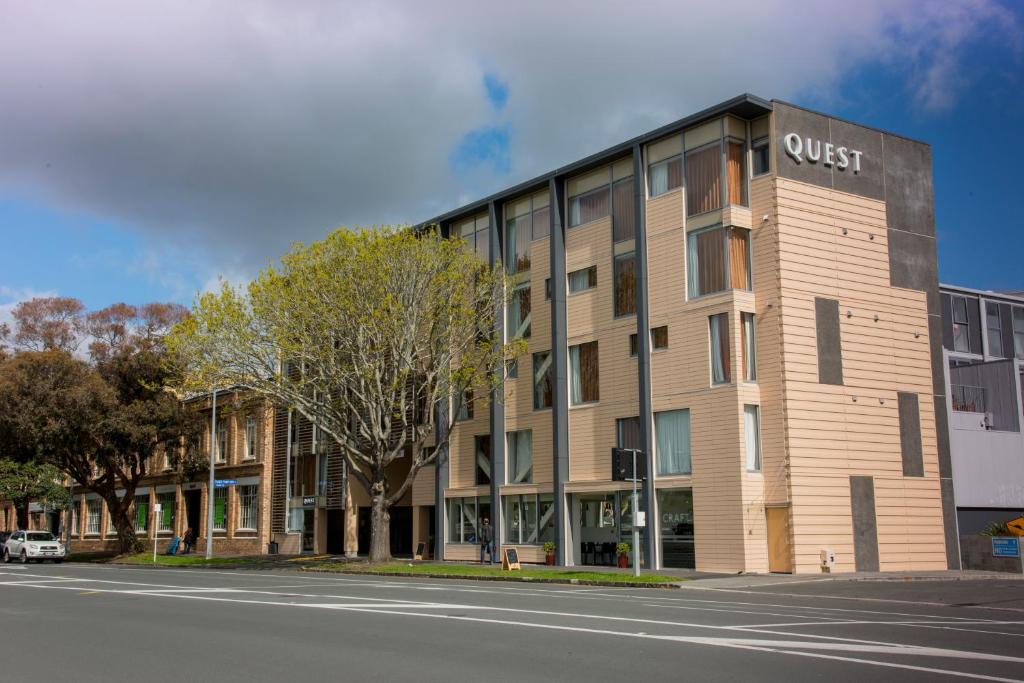 un edificio con las palabras de búsqueda en su lado en Quest on Beaumont, en Auckland