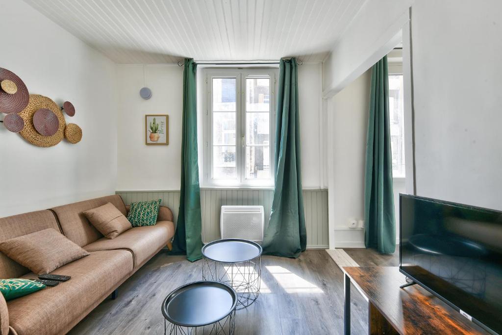un salon avec un canapé et une télévision dans l'établissement Superbe appartement à 10 min du Vieux Port, à Marseille