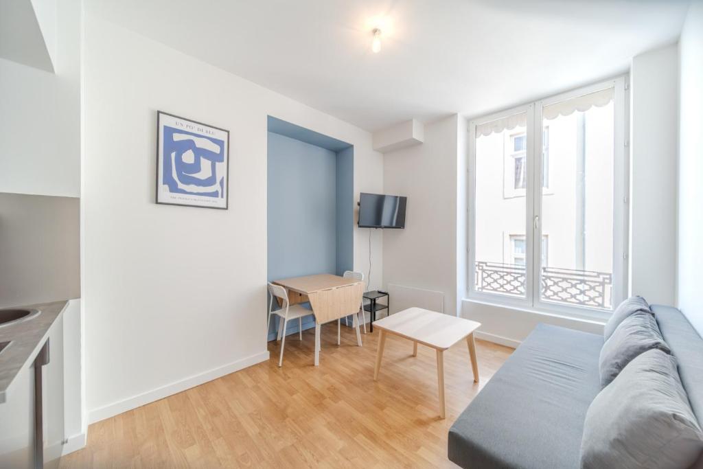 un salon avec un canapé et une table dans l'établissement Jade Apartment 4 Guests Bellecour, à Lyon