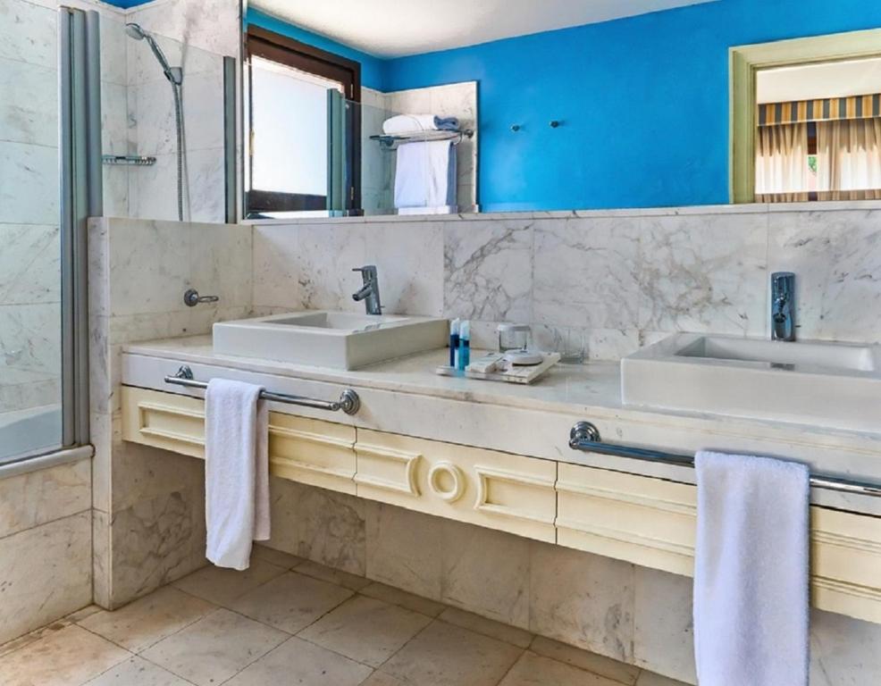 Baño con 2 lavabos y espejo en Hotel Blancafort Spa Termal, en La Garriga