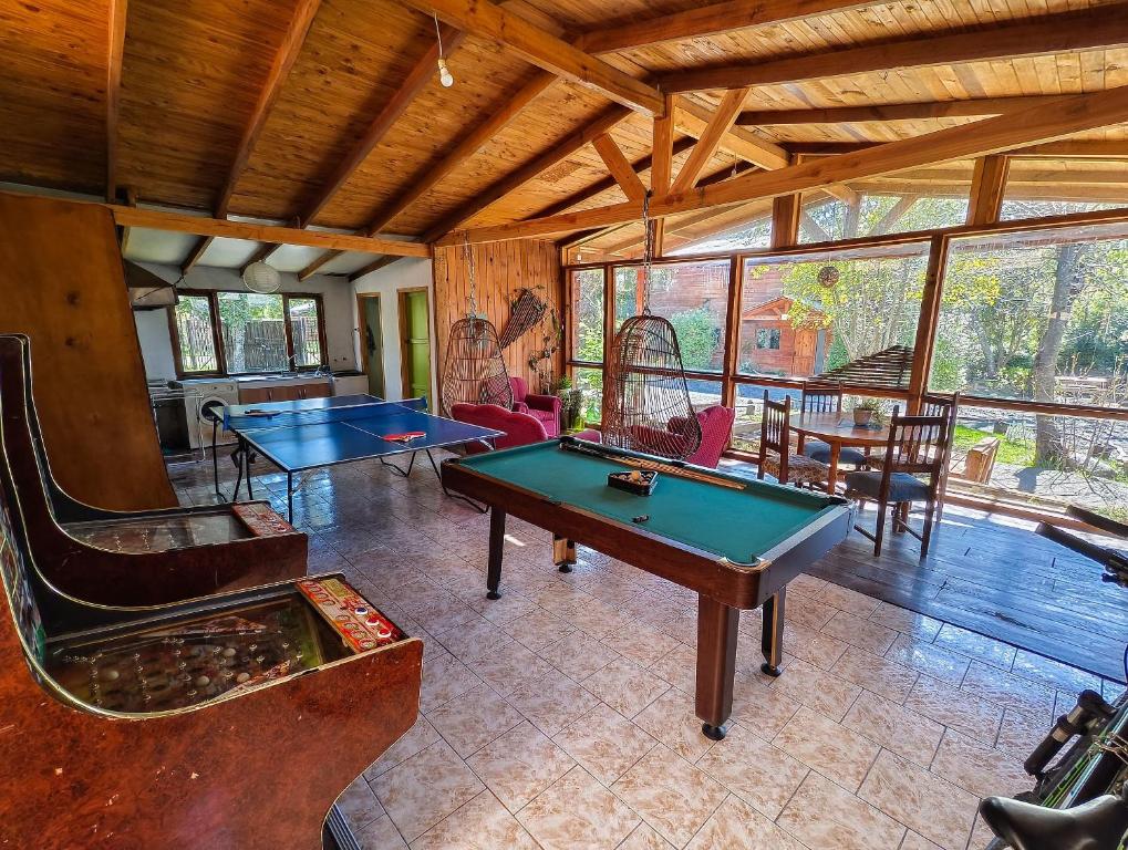 un soggiorno con due tavoli da ping pong e un tavolo da biliardo di Habitación n°2 - La Casona Pucón a Pucón