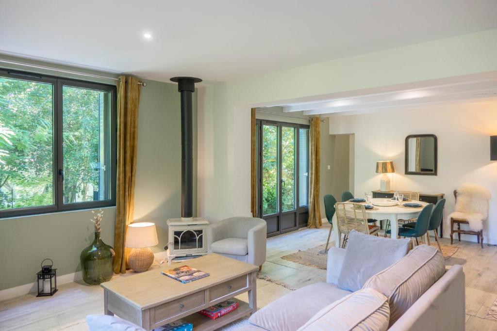 un salon avec un canapé et une table dans l'établissement Proche ORLEANS - Maison 2 chambres - Accès direct au Bord du Loiret, à Saint-Hilaire-Saint-Mesmin