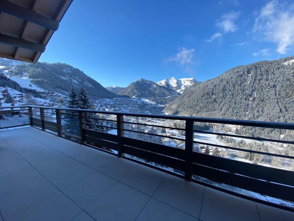 un balcon avec vue sur les montagnes dans l'établissement Apt Thélème 302 - BO Immobilier - Châtel - Multipass 2025 Été offert par votre hôte, à Châtel
