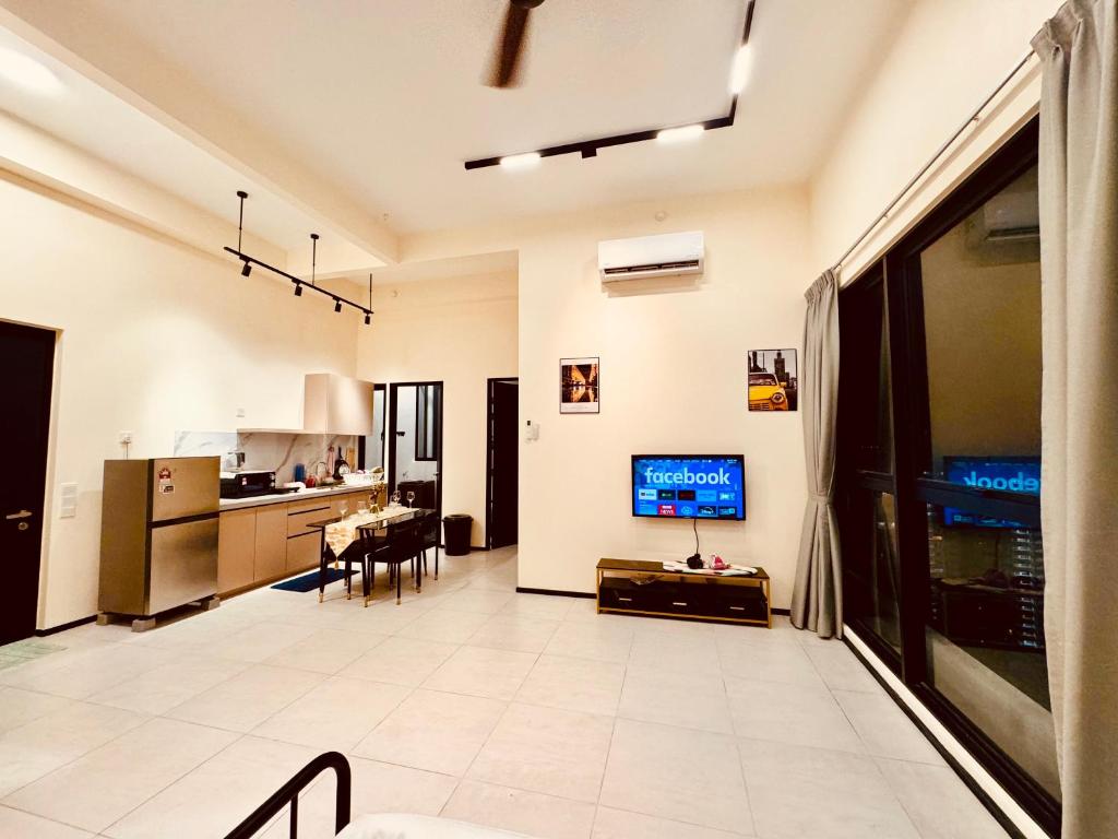 un soggiorno con TV e cucina di Large Familystay 3BR Stunning Sea & City-view, Georgetown a Jelutong