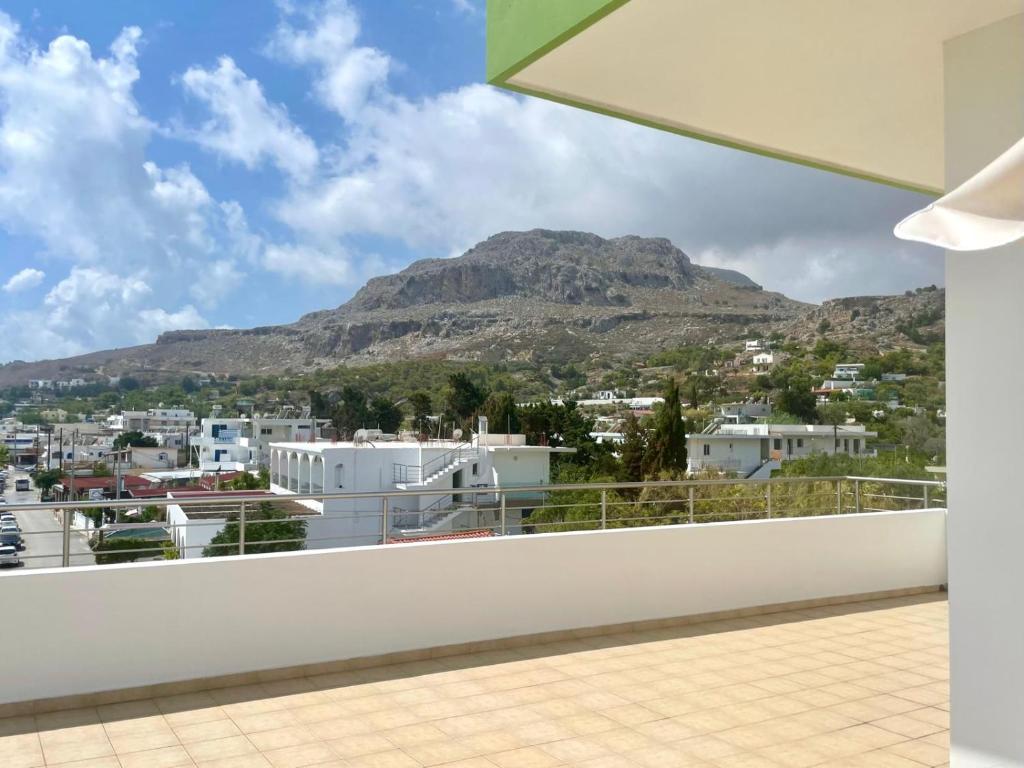 Red Hibiscus Stegna - 16