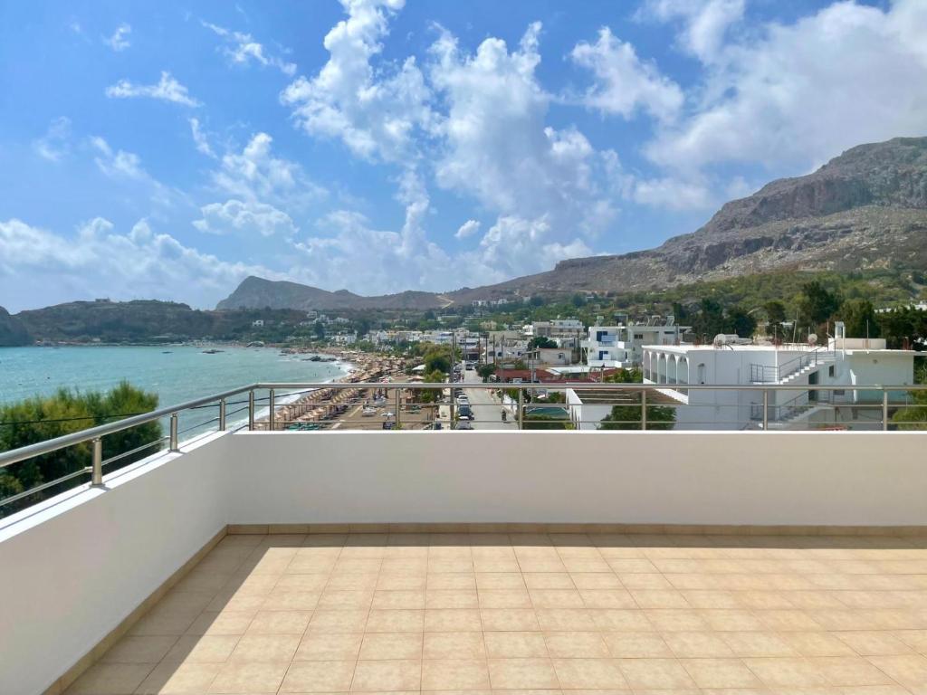 Red Hibiscus Stegna - 17